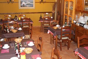Frühstück, Mittagessen, Abendessen, lokale Küche 