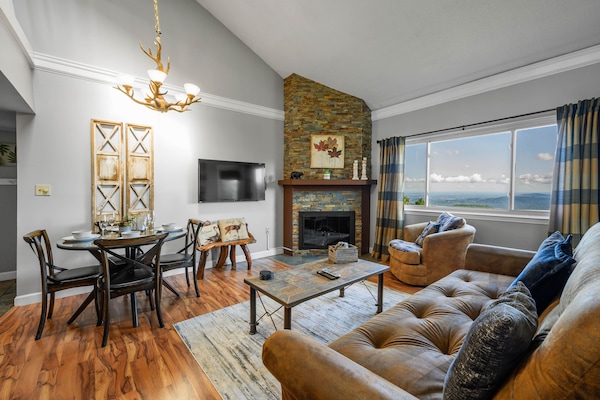 Welcome to Starry Nights Condo with SPECTACULAR mountain VIEWS!!