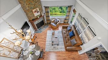 TV connectée, cheminée, baby-foot, livres