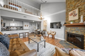 Smart TV, chimenea, futbolito y libros 