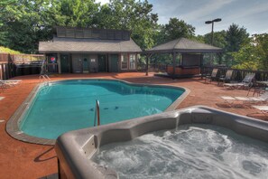 Outdoor pool, a heated pool - SPECTACULAR VIEWS⭐️FastWiFi/HotTub/Sauna/Seasonal Pool/3.5 miles to Gatlinburg  (Gatlinburg)
