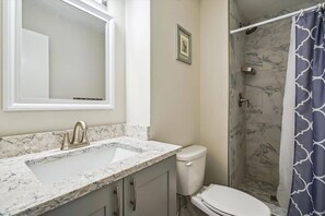 Combined shower/tub, towels - Ski-in 4 bedroom Whiffletree condo with weekend shuttle. (Killington)
