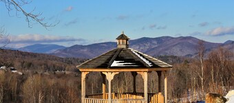 Perfect four bedroom condo, shuttle to the mountain, ski Back Whiffletree D8