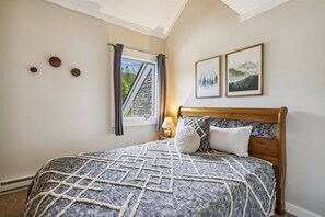 Vaulted Bedroom - A comfortable queen bedroom with vaulted ceilings and plenty of natural light. - Made for a Killington Weekend - D8 (Killington)
