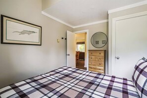 Comfortable Queen Bedroom - Comfortable bedroom to unwind, with plenty of storage and easy access to the main living area.