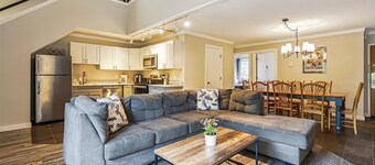 Perfect four bedroom condo, shuttle to the mountain, ski Back Whiffletree D8