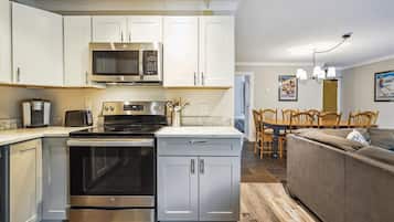 KylskÄp, mikrovÄgsugn, ugn och spishÀll