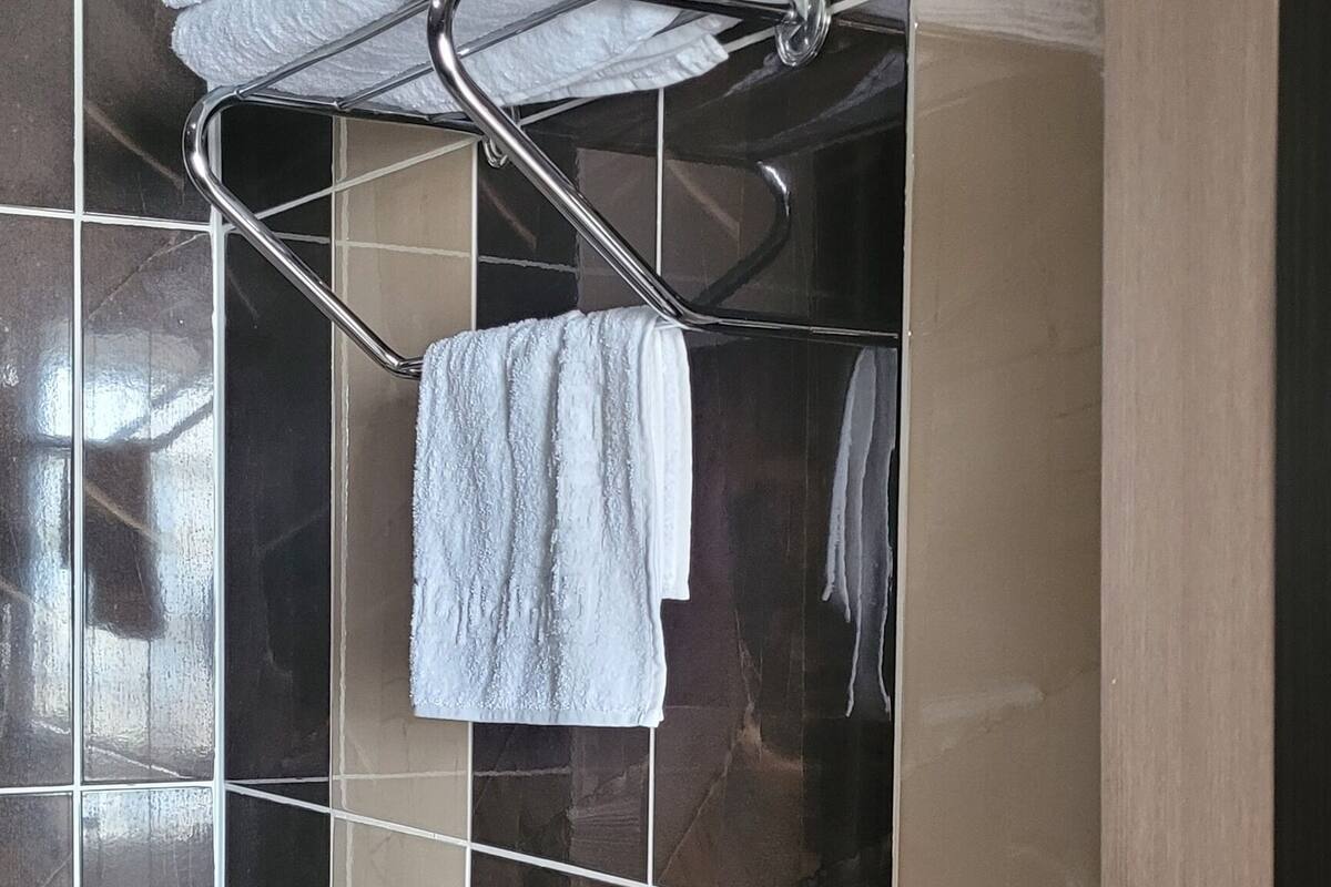 Chuveiro, produtos de toalete grátis, secador de cabelo, chinelos