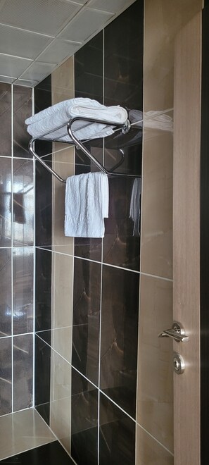 Regadera, amenidades de baño gratuitas, secadora de cabello, pantuflas