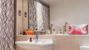 Ensemble douche/baignoire, sèche-cheveux, serviettes fournies, savon