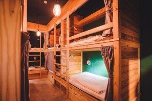 Dormitorio compartido estándar, dormitorio mixto (10 bed) | Edredones de plumas, cortinas opacas, sistema de insonorización