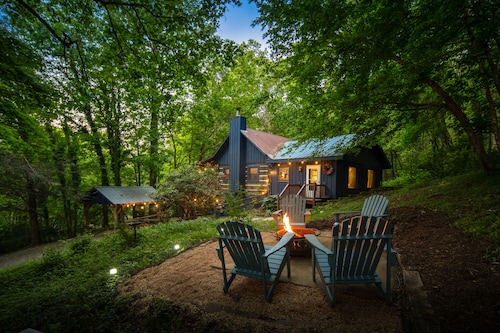 New Deck & New Appliances - Fire Pit - Hot Tub and 8 minutes to APP State