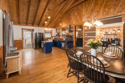 New Deck & New Appliances - Fire Pit - Hot Tub and 8 minutes to APP State