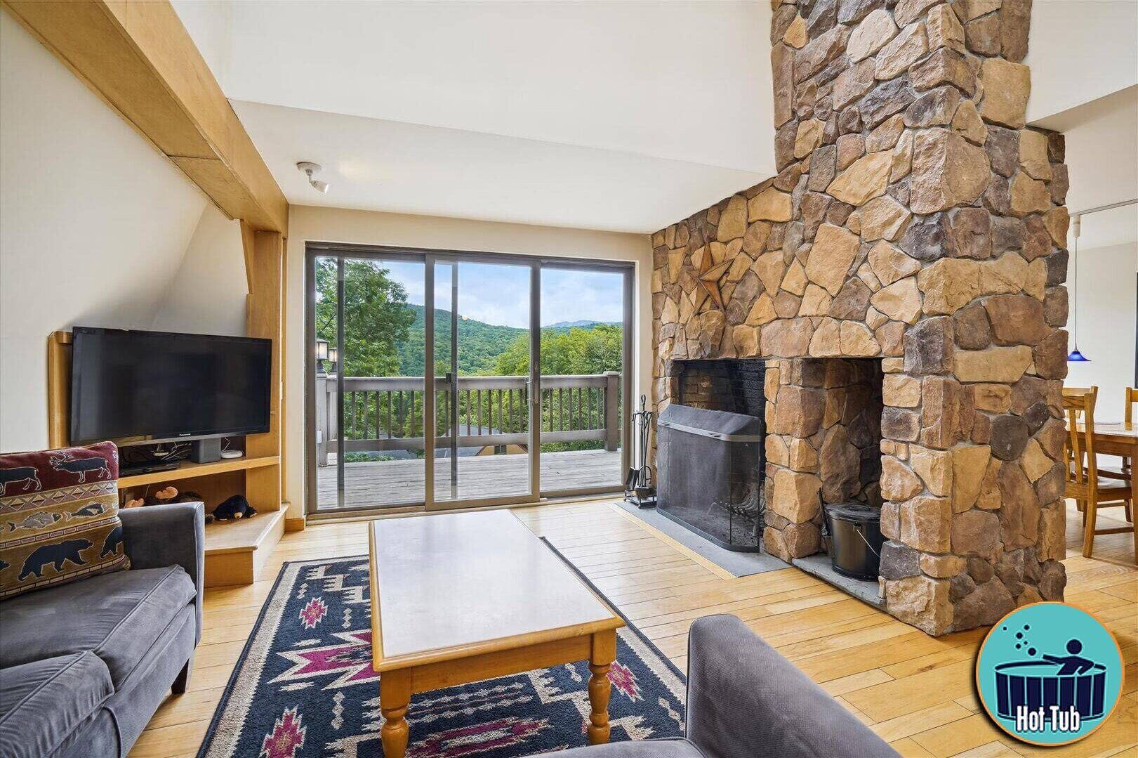 Distinctive Winterberry 4 townhouse w/ hot tub minutes from the slopes