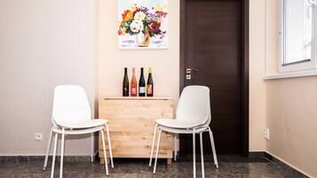 Phòng Suite Deluxe, 2 phòng ngủ, bếp nhỏ, khu vực sân vườn | 1 phòng ngủ, minibar, bàn, màn/rèm cản sáng