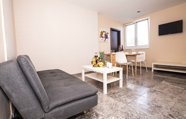 Deluxe Suite, 2 Bedrooms, Kitchenette, Courtyard Area