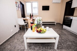 Deluxe Suite, 2 Bedrooms, Kitchenette, Courtyard Area - ChillTime (Bratislava)