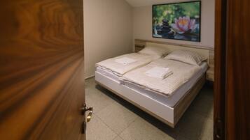 Phòng Suite trung tâm thành phố, 1 phòng ngủ, quang cảnh thành phố | 1 phòng ngủ, minibar, bàn, màn/rèm cản sáng