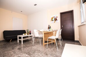 Deluxe-Suite, 2 Schlafzimmer, Kochnische, zum Innenhof hin | 1 Schlafzimmer, Minibar, Schreibtisch, Verdunkelungsvorhänge
