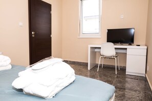Deluxe-Suite, 2 Schlafzimmer, Kochnische, zum Innenhof hin | 1 Schlafzimmer, Minibar, Schreibtisch, Verdunkelungsvorhänge