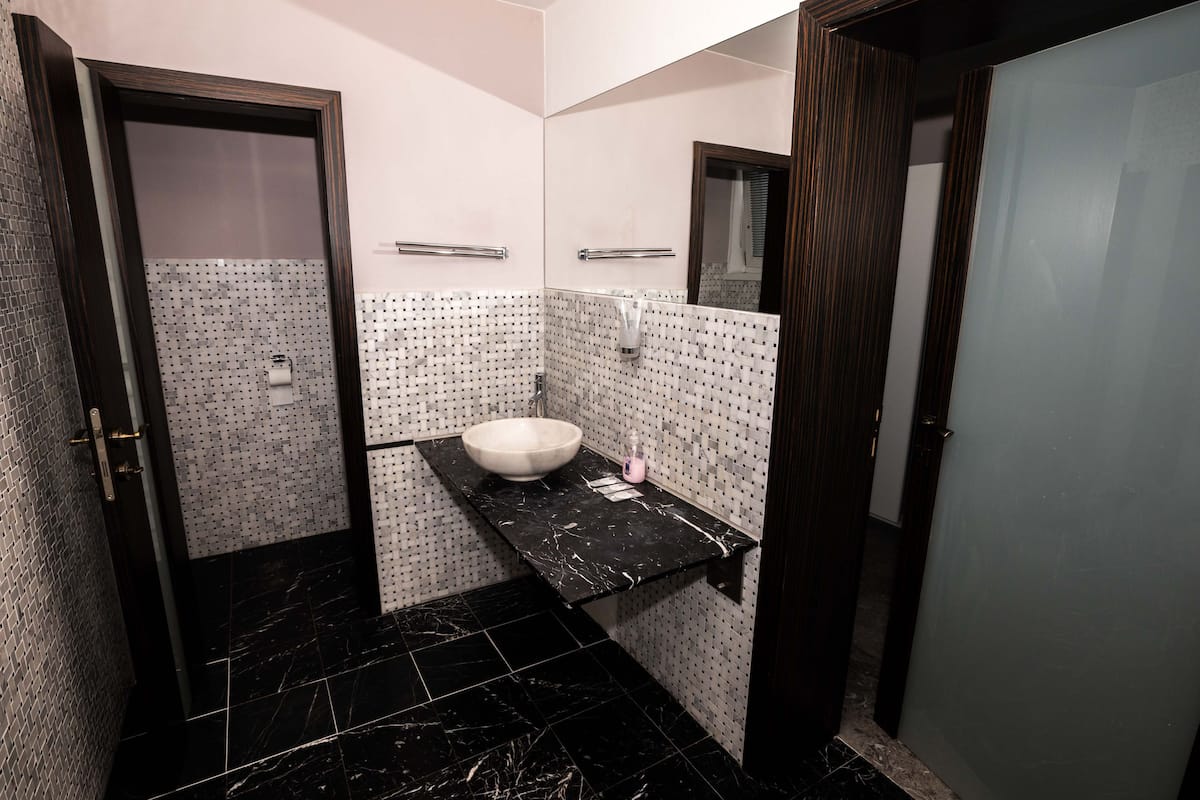 Shower, free toiletries, towels