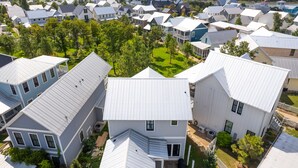 Un barrio residencial con varias casas, cada una con un estilo arquitectónico diferente y colores de techo variados.