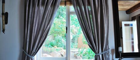 Tavanomainen huone, 1 keskisuuri parisänky, kylpyhuone makuuhuoneen yhteydessä | Näkymä huoneesta