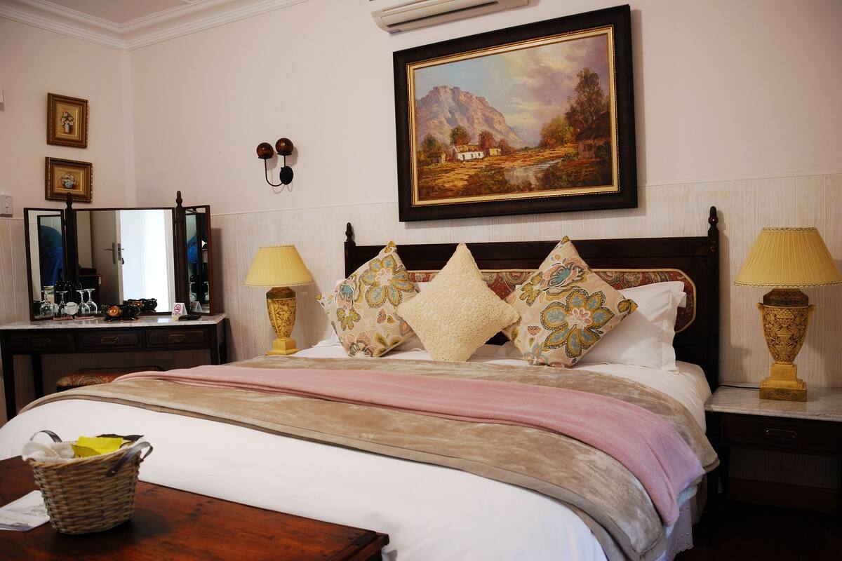Luxury Suite, Ensuite | 5 bedrooms, Egyptian cotton sheets, premium bedding, minibar