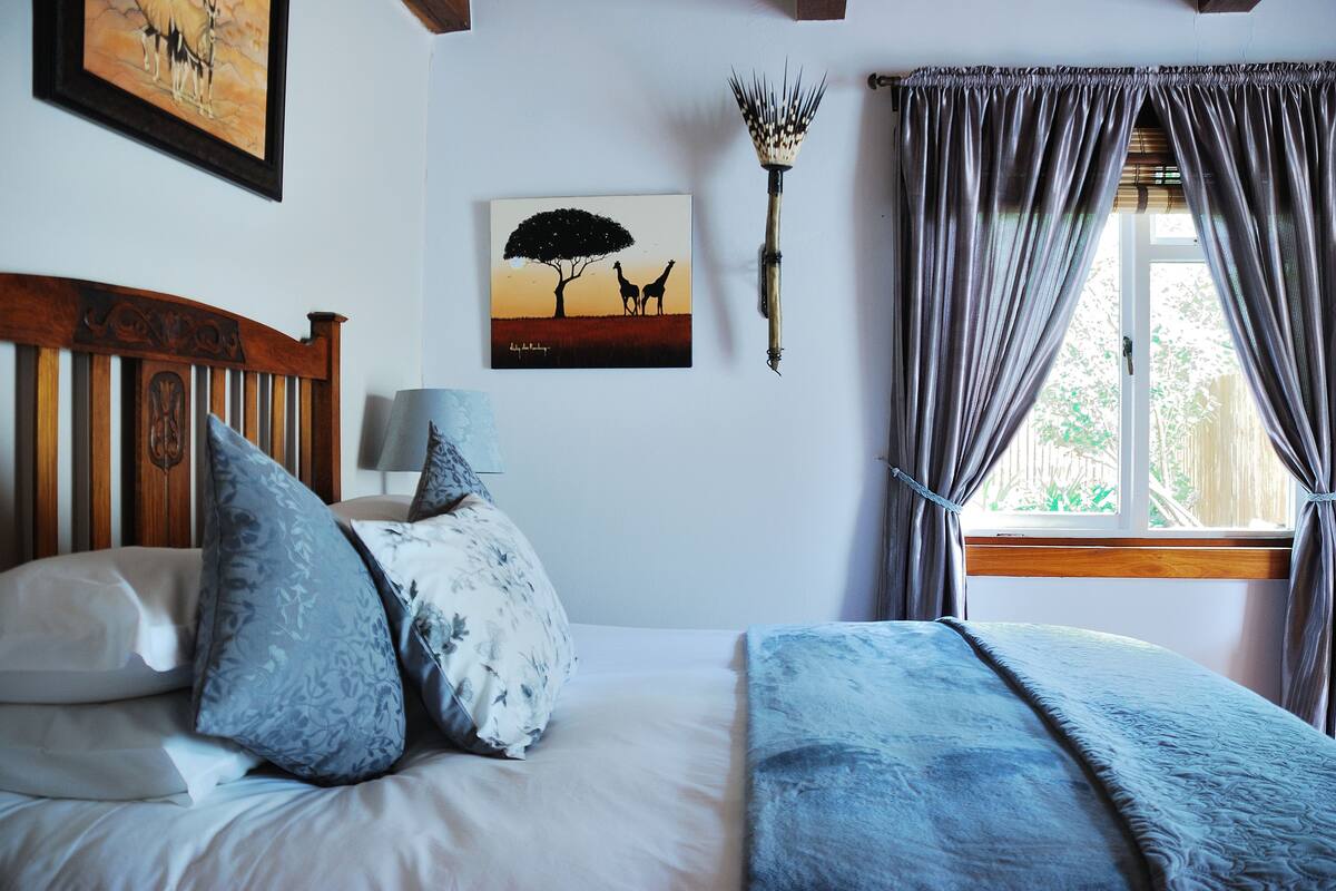 Traditional Room, 1 Queen Bed, Ensuite | 5 bedrooms, Egyptian cotton sheets, premium bedding, minibar
