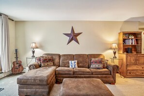 Comfortable Seating for Everyone - Kick back on the spacious sectional after a day on the mountain, with plenty of room to spread out and unwind.