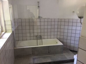 Apartamento, 1 habitación | Baño | Ducha y toallas
