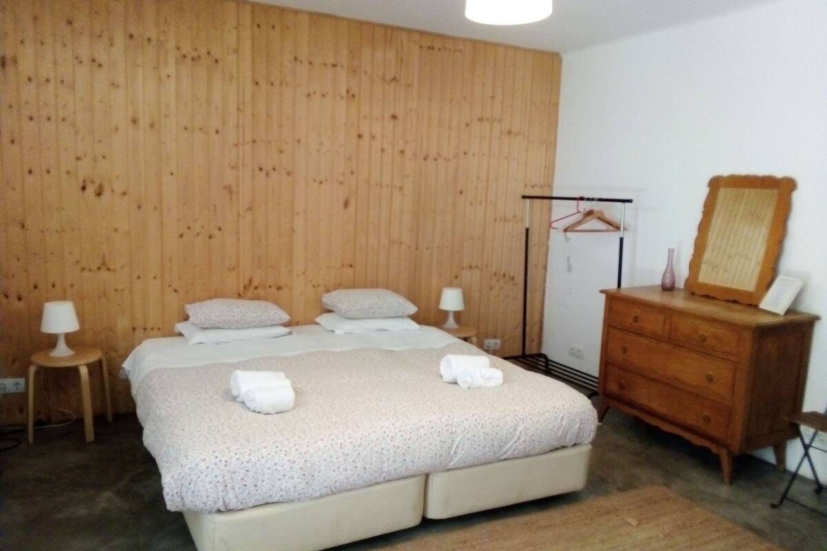 Studio | WiFi (free), bed sheets