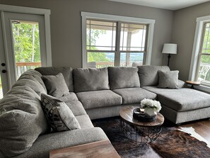 Smart TV, DVD player, books - Beautiful retreat on 6 acre private mountain with the most breathtaking views (Leicester)