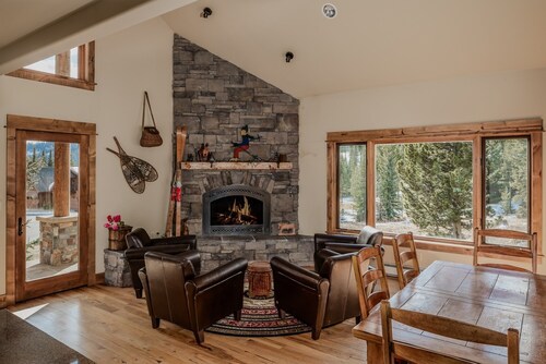 Spend Winter in Big Sky! Delightful Ski-in/Ski-out Home with Hot Tub and WIFI!