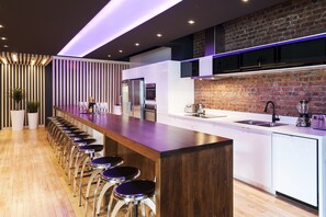 冷蔵庫、電子レンジ、オーブン、コンロ