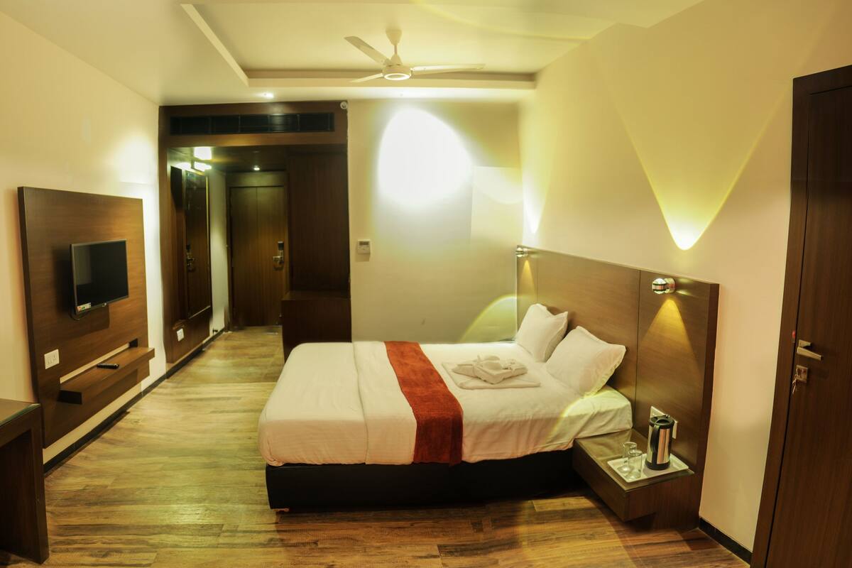 Deluxe Double Room | In-room safe, desk, iron/ironing board, rollaway beds