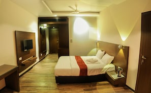 Deluxe Double Room | In-room safe, desk, iron/ironing board, rollaway beds