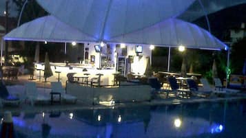 Bar junto a la piscina