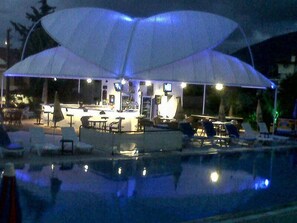 Quầy bar bên hồ bơi