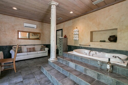 El Jefe's Casa | Extraordinary 2-story Suite