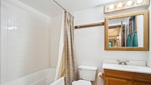 Combined shower/tub, towels