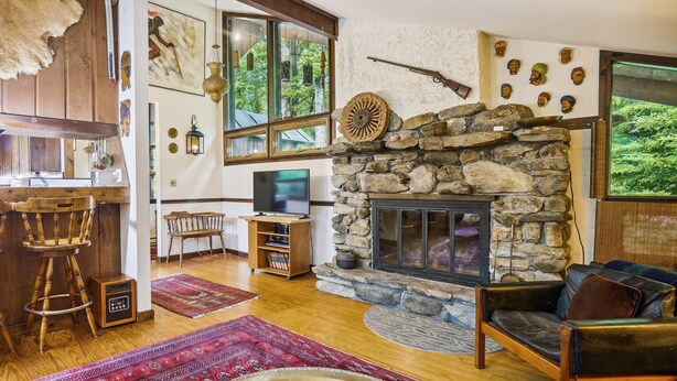 Smart TV, fireplace, Netflix, Hulu