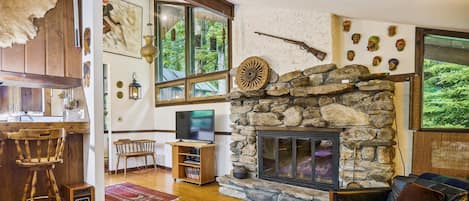 Smart TV, fireplace, Netflix, Hulu