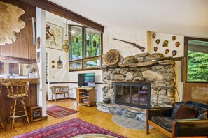 Smart TV, fireplace, Netflix, Hulu