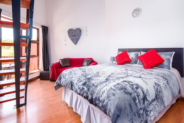 Departamento Confort, 1 habitación | Área de sala de estar | Televisión de pantalla plana de 32 pulgadas con canales vía satélite