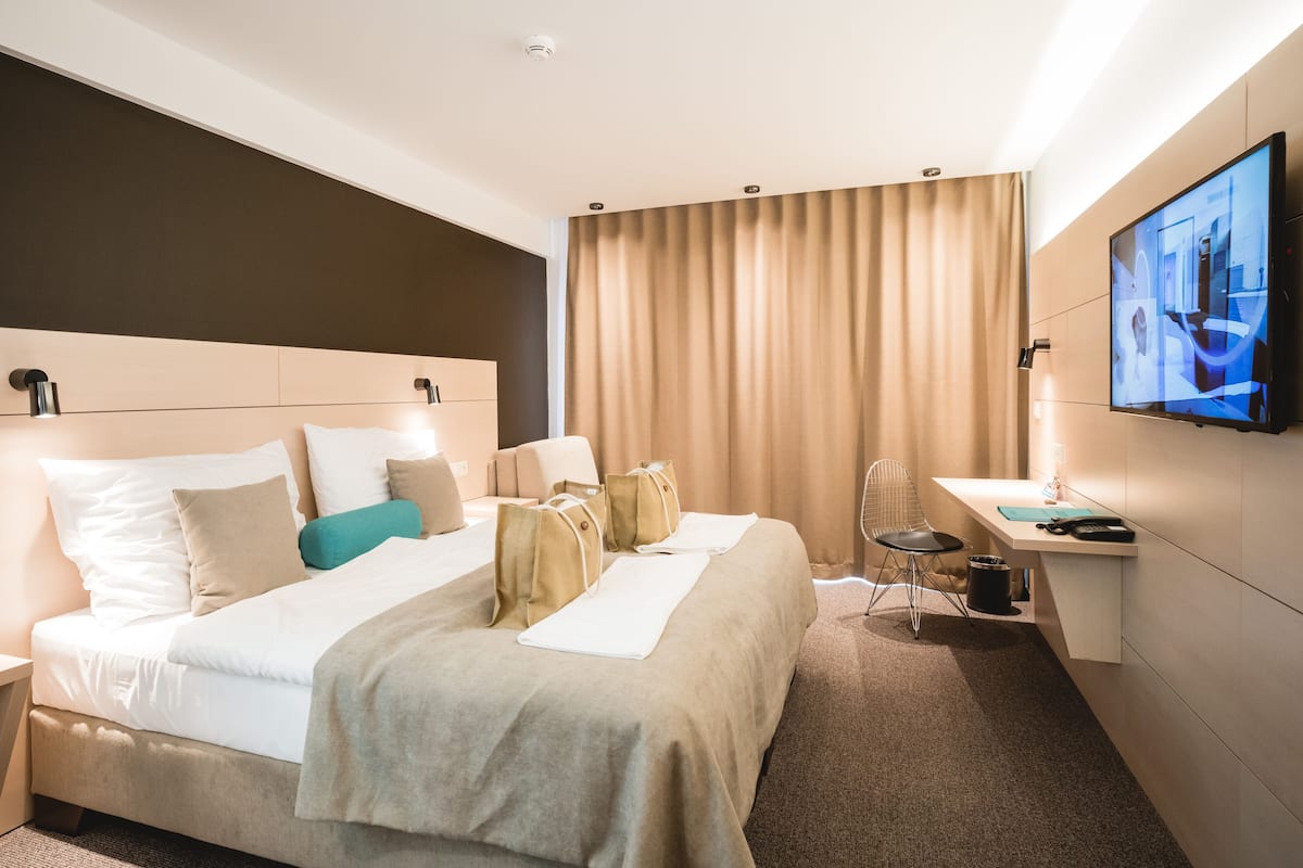 Junior Double Room | Minibar, in-room safe, desk, blackout drapes