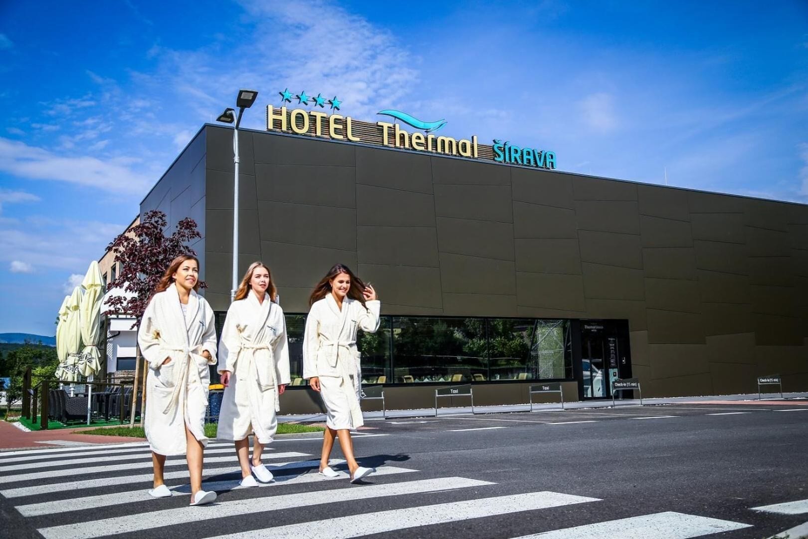 Ein modernes Hotelgebäude mit einem Schild, auf dem 'HOTEL Thermal Sirava' steht.