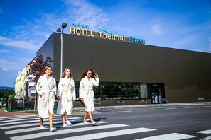 Un moderno edificio de hotel con un cartel que dice 'HOTEL Thermal Sirava'.