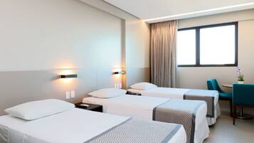 Quarto triplo premium, 3 camas de solteiro | Frigobar, cofres nos quartos, escrivaninha, cortinas blackout
