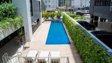 Piscina externa, espreguiçadeiras